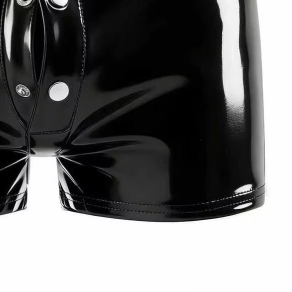 Patent Leather Shine - กางเกงบ็อกเซอร์ผู้ชาย โดดเด่นด้วยความเงางามแบบหนังแก้ว ผสมผสานกับผ้ายืดที่สวมใส่สบายและมีกระดุมด้านหน้า