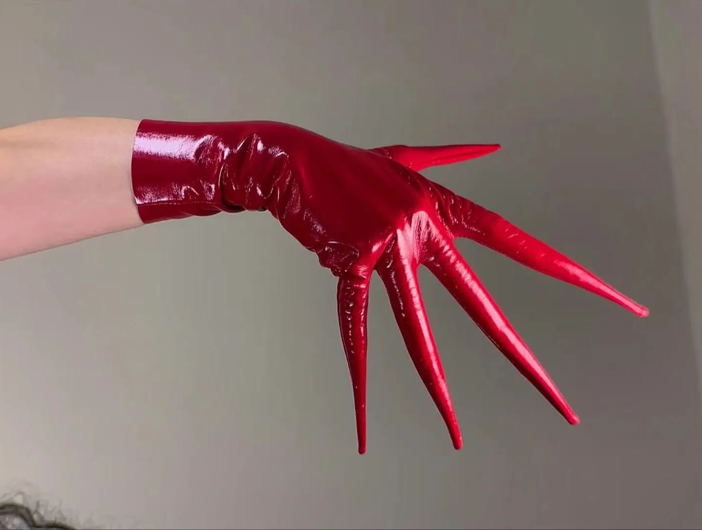 Patent Leather Shine - ถุงมือสีแดงเงา ปลายแหลม 35 ซม. แบบสั้น หนังเทียม