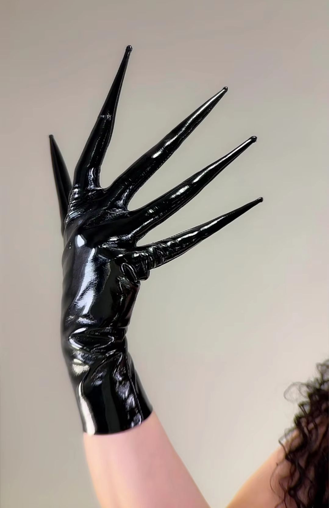 Patent Leather Shine - ถุงมือสีดำเงาแบบมีเล็บแหลม ยาว 35 ซม. ปลอกแขนหนังเทียมแบบสั้น แฟชั่นคลับ